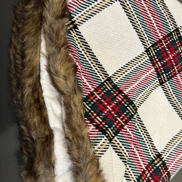 NWOT Michael’s 48" Plaid Tartan Christmas Tree Skirt with Fur Trim - Picture 3 of 3